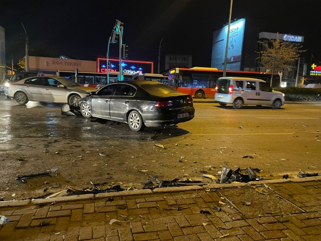 İzmir'de kaza yapan araç eğlence mekanına daldı: 5 yaralı