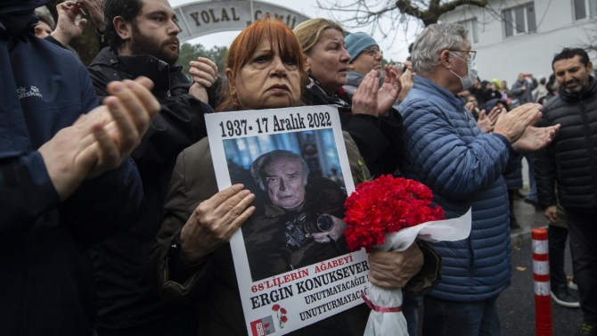 Gazeteci ve foto muhabiri Ergin Konuksever son yolculuğuna uğurlandı