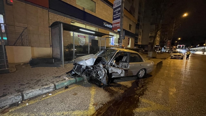 Bursa'da otomobil otobüs durağına girdi: 1 yaralı