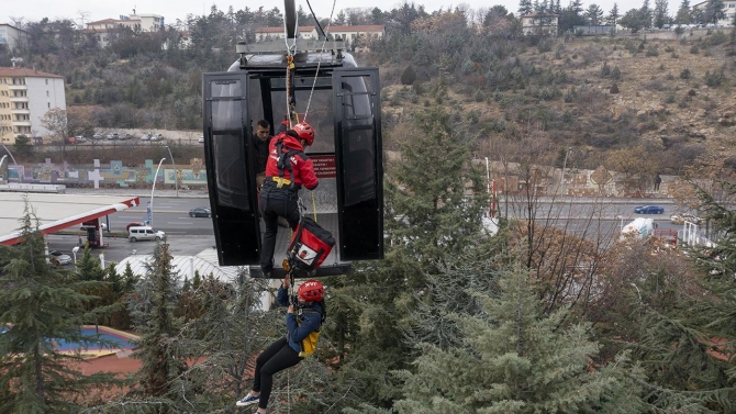 Jandarmadan teleferik hattında nefes kesen tatbikat