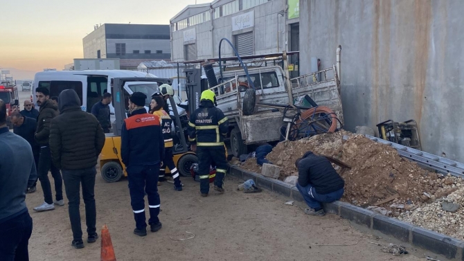 Gaziantep'te kamyonetin altında kalan 2 işçi hayatını kaybetti