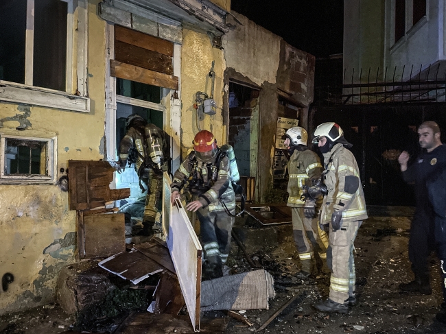 Bursa'da yangında mahsur kalan kadının yardımına itfaiye ekipleri yetişti