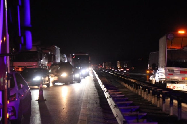 Anadolu Otoyolu'nda bariyerleri aşan tır karşı şeride geçerek devrildi: 1 ölü