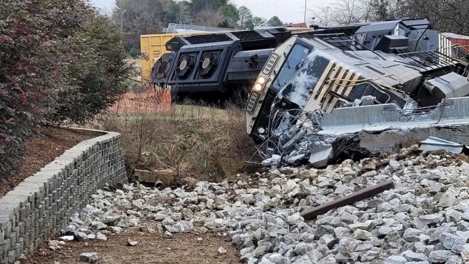 Yük treni hemzemin geçitteki römorka çarptı