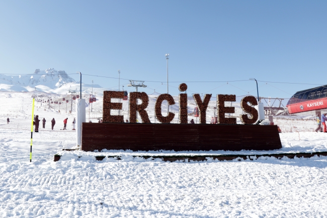 Erciyes Kış Sporları ve Turizm Merkezi'nde kayak sezonu başladı