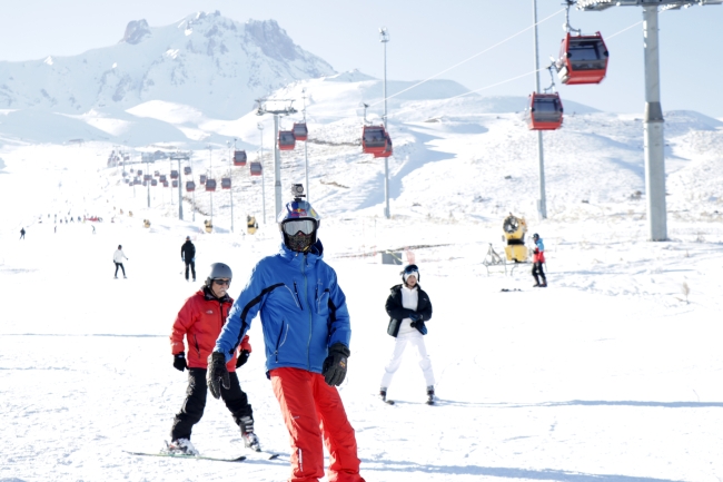 Erciyes Kış Sporları ve Turizm Merkezi'nde kayak sezonu başladı