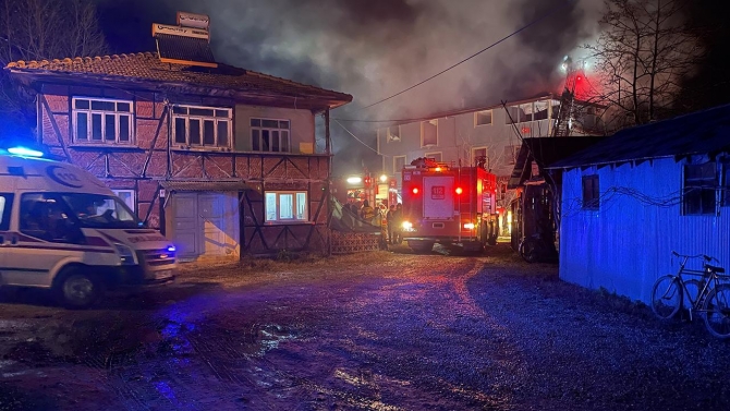 Sakarya'da yangına müdahale ederken üstüne moloz düşen kişi yaralandı