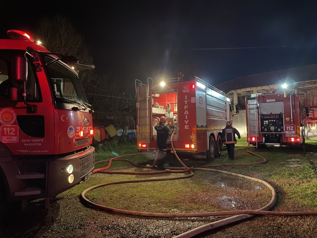 Sakarya'da yangına müdahale ederken üstüne moloz düşen kişi yaralandı