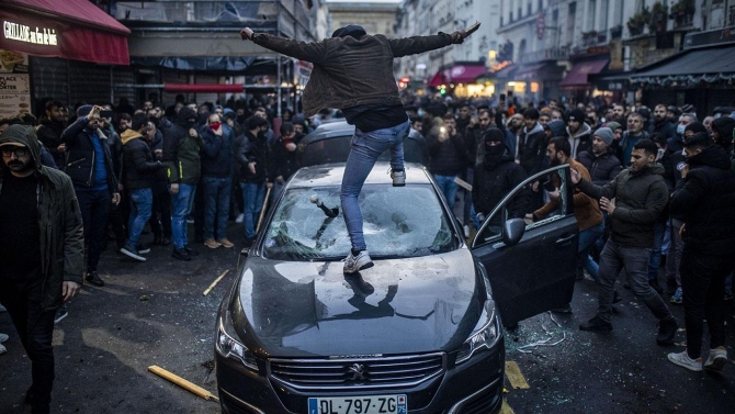 Paris sokakları karıştı: Terör örgütü PKK yanlıları polise saldırdı