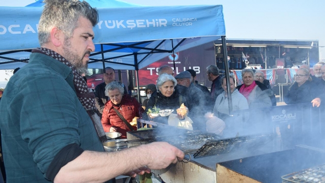 Kocaeli'de düzenlenen festivalde 2 ton hamsi dağıtıldı