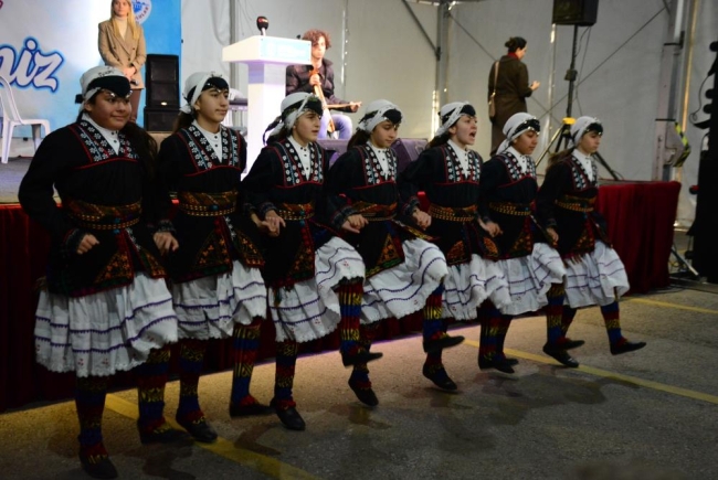 Kocaeli'de düzenlenen festivalde 2 ton hamsi dağıtıldı