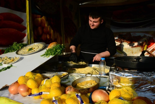 Kocaeli'de düzenlenen festivalde 2 ton hamsi dağıtıldı