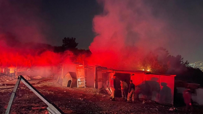 İzmir'de ormanlık alanda yangın: 4 baraka kullanılamaz hale geldi