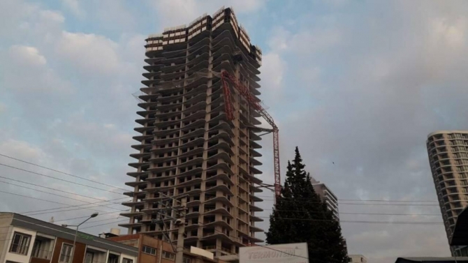 İzmir'de kule vinç devrildi: 5 ölü, 2 yaralı