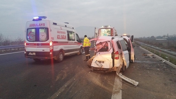 Emniyet şeridindeki arızalı araca minibüs çarptı: 5 yaralı