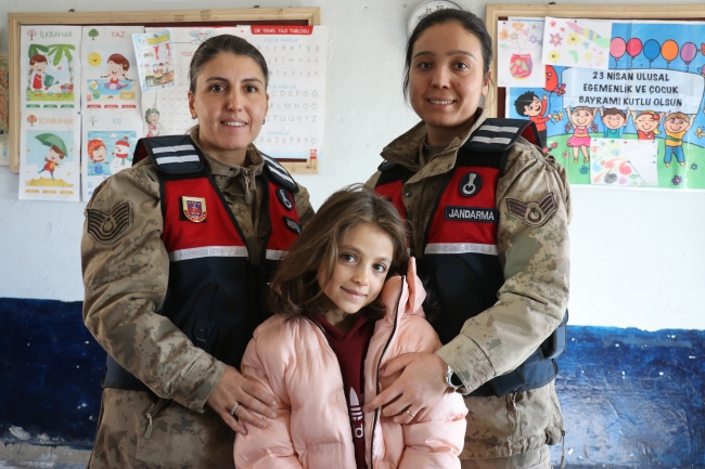 Mehmetçik Ağrı'daki köy çocuklarını kışlık kıyafetlerle mutlu etti