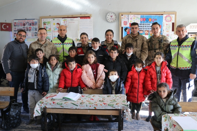 Mehmetçik Ağrı'daki köy çocuklarını kışlık kıyafetlerle mutlu etti