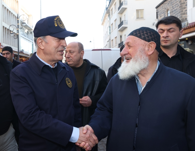 Bakan Akar ve TSK komuta kademesi Diyarbakır sokaklarında