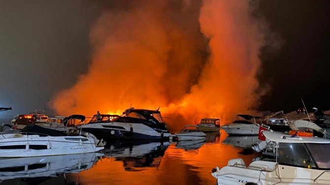 İstanbul'da tekne yangını: Sıçrayan alevler 6 tekneyi kullanılamaz hale getirdi