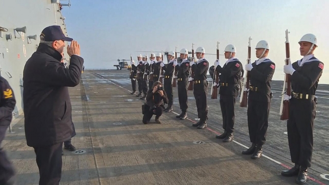 Bakan Akar ve TSK komuta kademesi TCG Anadolu'yu inceledi