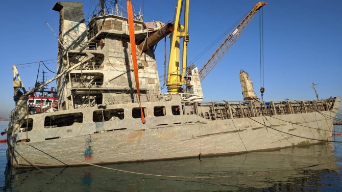 İskenderun Körfezi'nde batan gemi su yüzeyine çıkarıldı