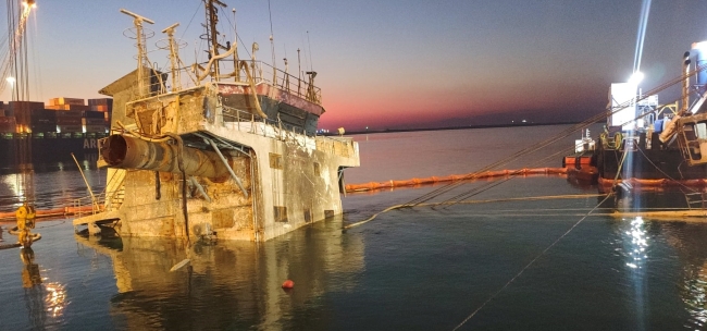 İskenderun Körfezi'nde batan gemi su yüzeyine çıkarıldı