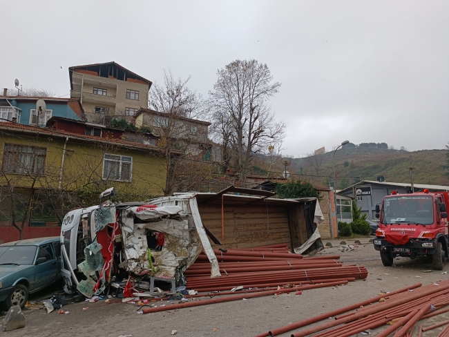 Beykoz'da duvara çarpan kamyon metrelerce sürüklendi: 2 yaralı