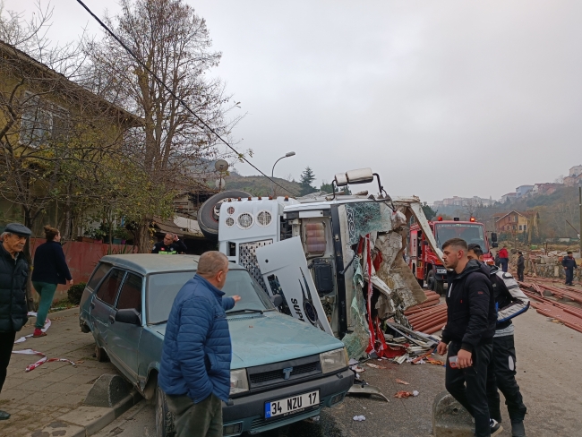 Beykoz'da duvara çarpan kamyon metrelerce sürüklendi: 2 yaralı