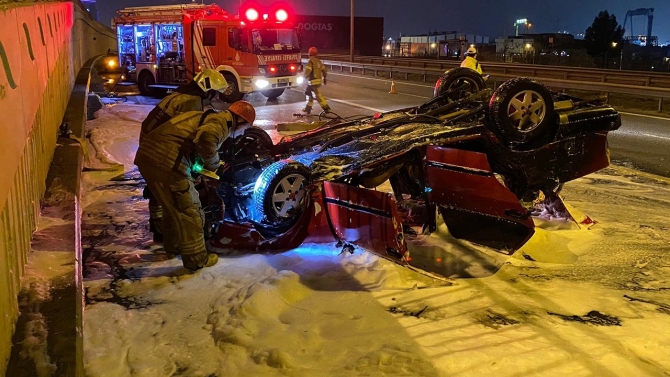 Pendik'te otomobil devrildi: 4 yaralı