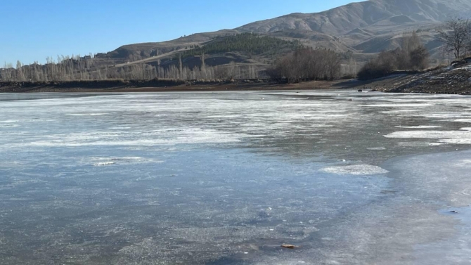 Sivas'ta soğuk havanın etkisiyle Serpincik Göleti kısmen buz tuttu