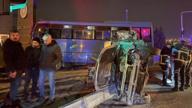 Halk otobüsü ile otomobil çarpıştı: 16 yaralı