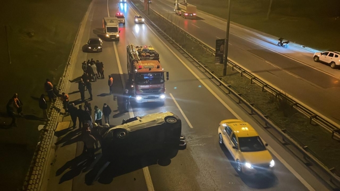 Üsküdar'da bir köprünün yanından otoyola düşen araçtaki 4 kişi yaralandı