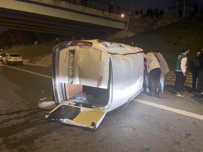 Üsküdar'da bir köprünün yanından otoyola düşen araçtaki 4 kişi yaralandı