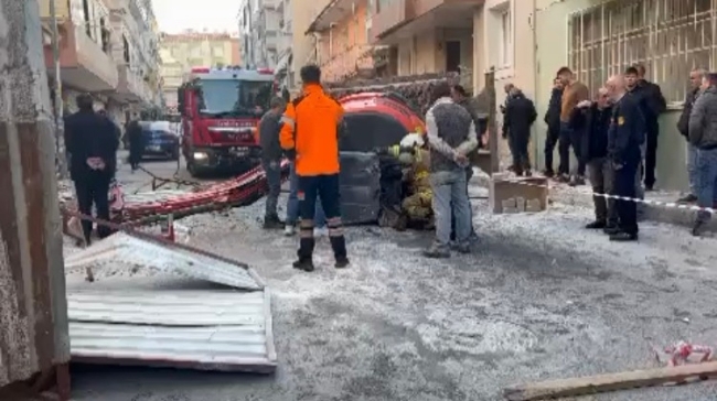 İzmir'de iş makinesi 3. kattan yola düştü