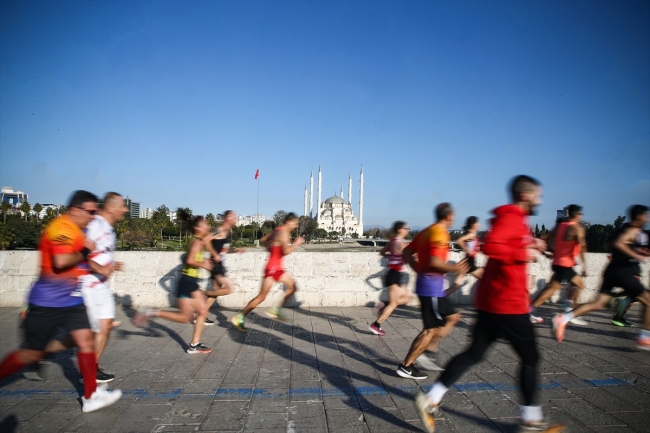 5 Ocak Adana Kurtuluş Yarı Maratonu koşuldu