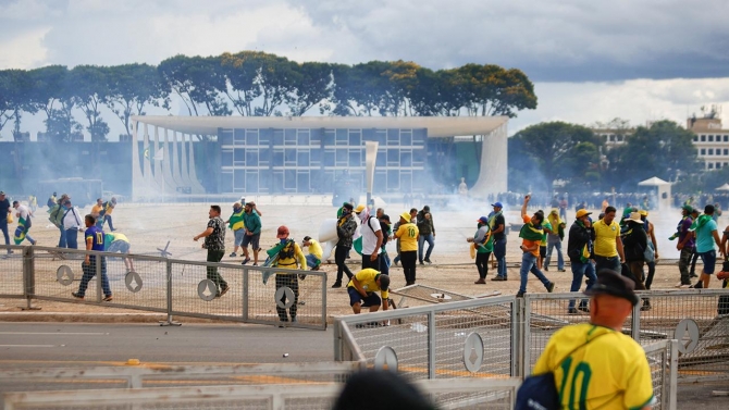 Brezilya'da Bolsonaro destekçileri Kongre binasını bastı