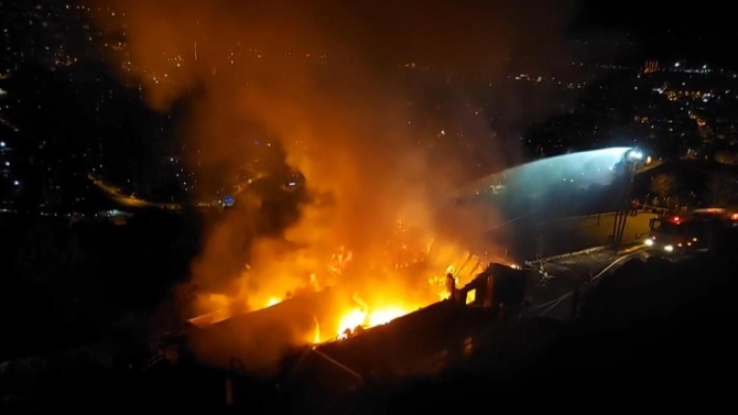 Maltepe'de 2 gecekondu yandı