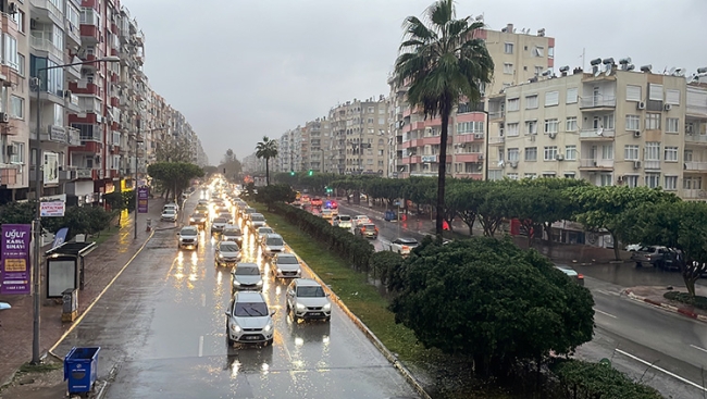 Antalya'da yağış ve fırtına etkisini sürdürüyor