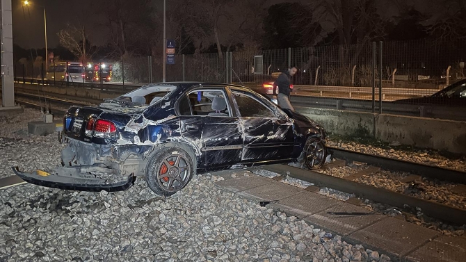 Bursa'da bariyerlere çarpan otomobil metro raylarına girdi