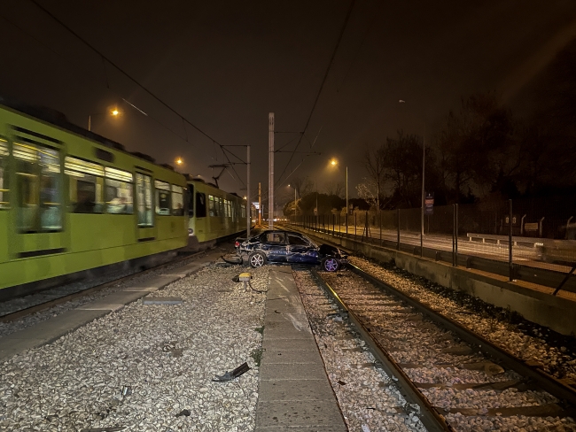 Bursa'da bariyerlere çarpan otomobil metro raylarına girdi