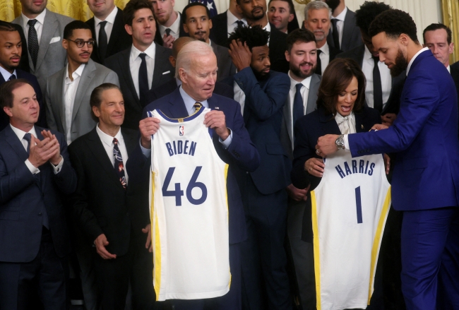 Biden, NBA şampiyonu Golden State Warriors takımını Beyaz Saray'da ağırladı