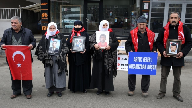 Muşlu aileler çocukları için HDP önündeki eylemlerini sürdürdü