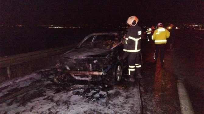 Bursa'da seyir halindeki araç küle döndü