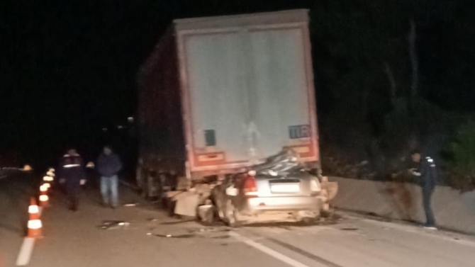 Çanakkale'de tıra arkadan çarpan otomobilin sürücüsü hayatını kaybetti