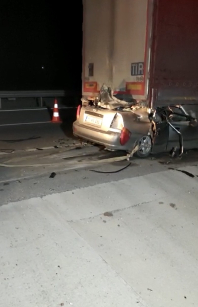 Çanakkale'de tıra arkadan çarpan otomobilin sürücüsü hayatını kaybetti