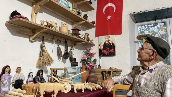 Burdur'da 90 yaşındaki Ahmet dede eski köy hayatını ahşaba işliyor