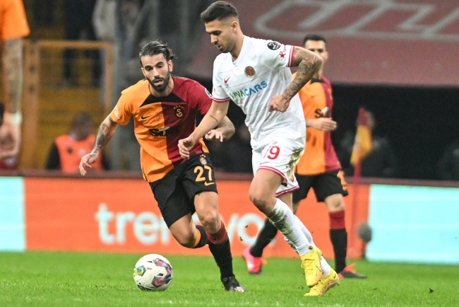 Galatasaray zirvede doludizgin ilerliyor