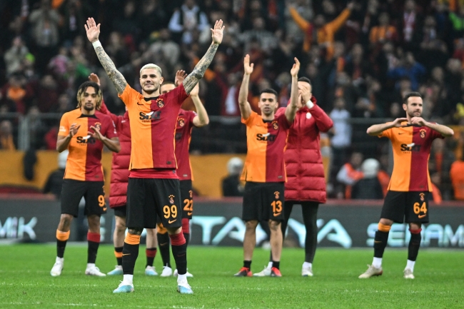 Galatasaray zirvede doludizgin ilerliyor