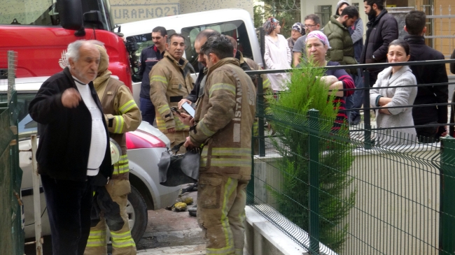 İstanbul'da 4 katlı binada yangın: 3 kişi dumandan etkilendi