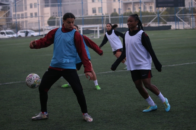 Hatay'ın kadın futbol takımına Afrikalı oyuncuları "güç kattı"